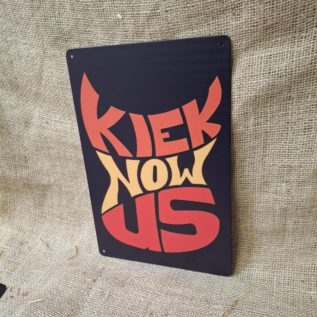 Kiek Now Us - Metalen wandbord, Metaal, 30 cm, 20 cm, Meerkleurig