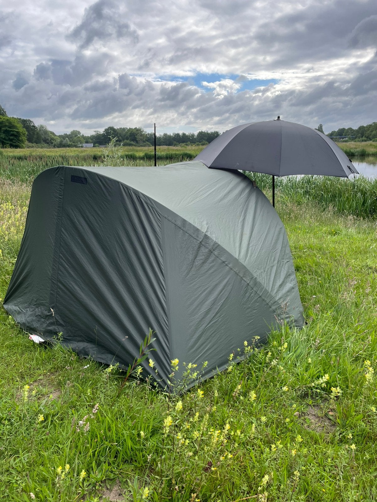 Complete karpervisuitrusting: tent, stretcher, hengels, etc., Watersport en Boten, Hengelsport | Algemeen, Ophalen of Verzenden