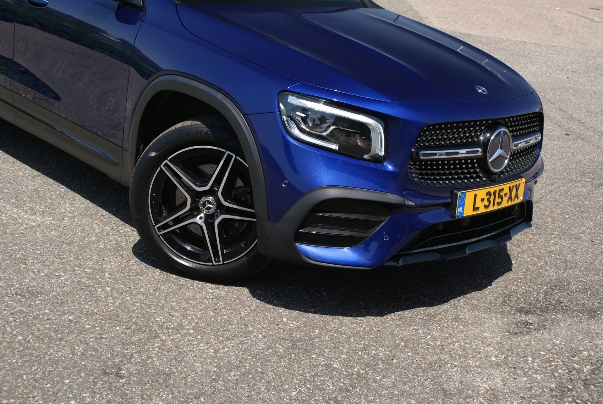 Mercedes-Benz GLB 180 Business Solution ///AMG pakket | Pano, Dealer onderhouden, 136 pk, Gebruikt, 4 cilinders