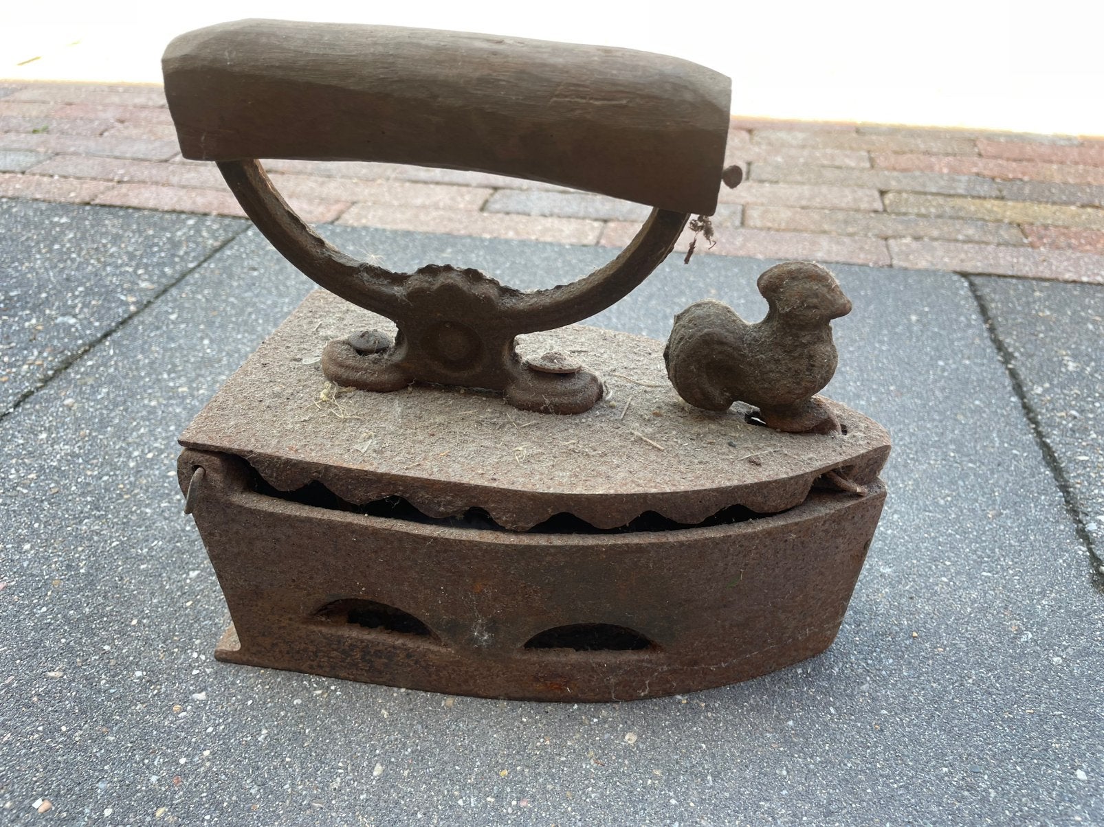 Oud antiek ijzeren strijkijzer op kooltjes – decoratief, Ophalen of Verzenden