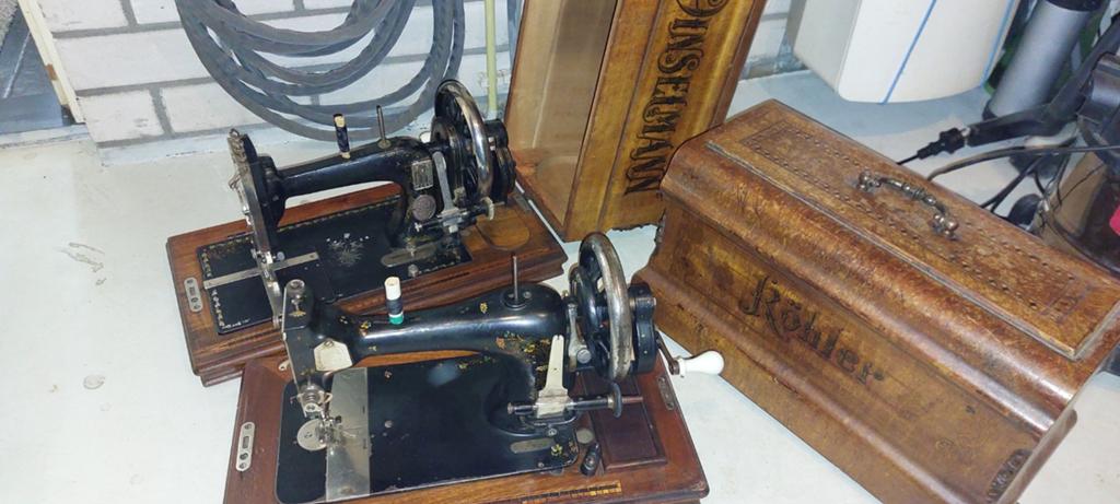 2 Antieke Naaimachines, Ophalen