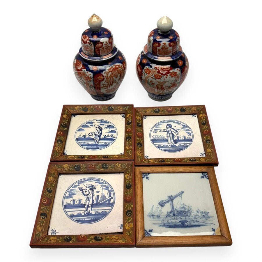 Twee imari vazen en vier tegels, 19e en 20e eeuws, Ophalen of Verzenden