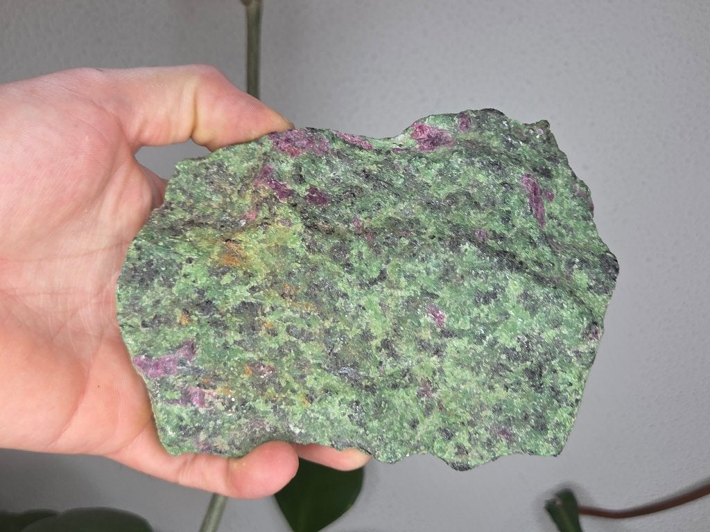 Robijn in Zoisiet, Ophalen of Verzenden, Mineraal
