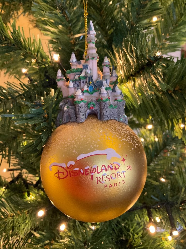 Disneyland Paris - kerstbal - kasteel op bal, Ophalen of Verzenden, Overige figuren, Gebruikt, Beeldje of Figuurtje