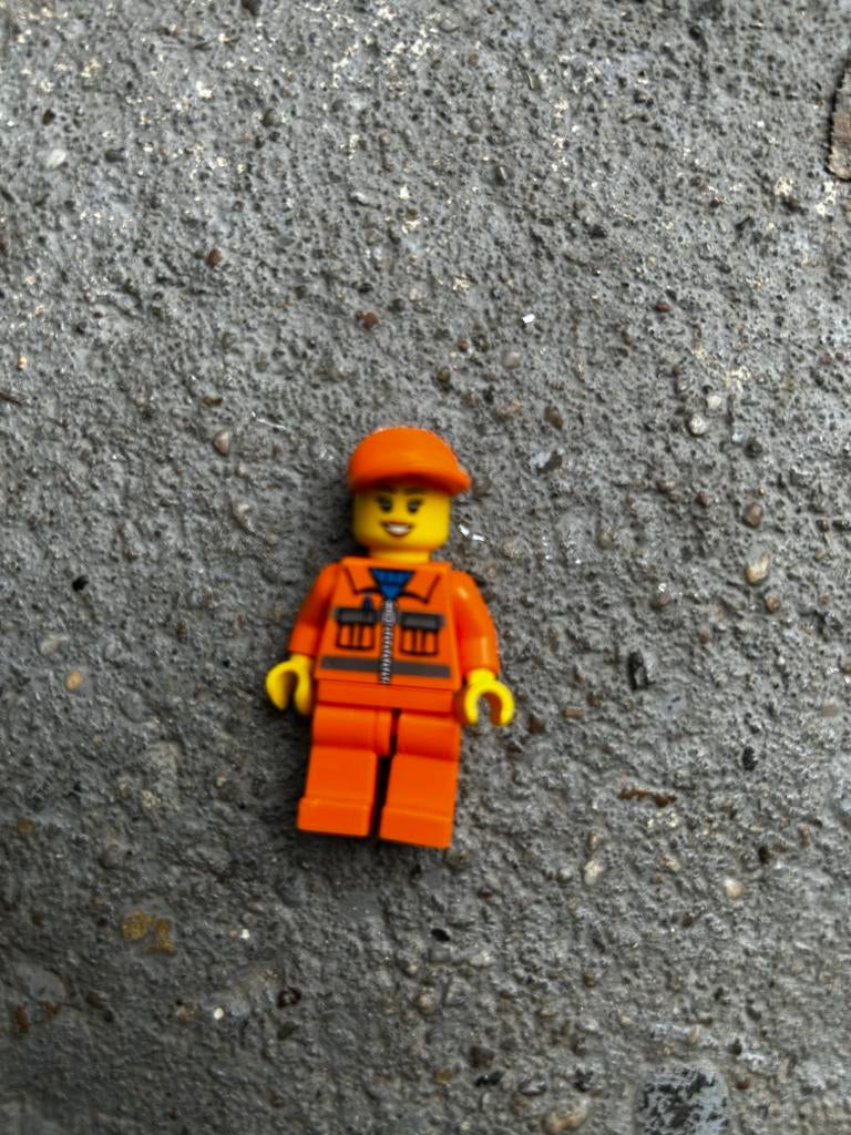 Lego werkvrouw minifiguur - Oranje overall met pet, Kinderen en Baby's, Inclusief minifiguren, Lego, Ophalen of Verzenden, Minifiguur