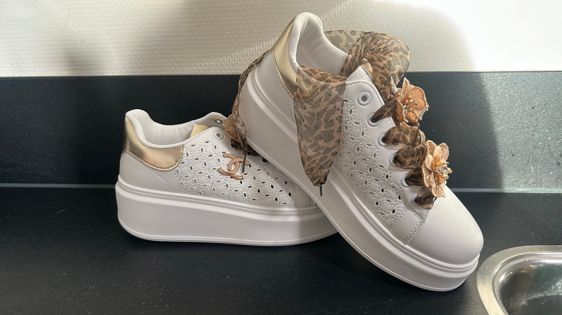 Sneakers, Wit, Ophalen of Verzenden, Sneakers of Gympen, Zo goed als nieuw