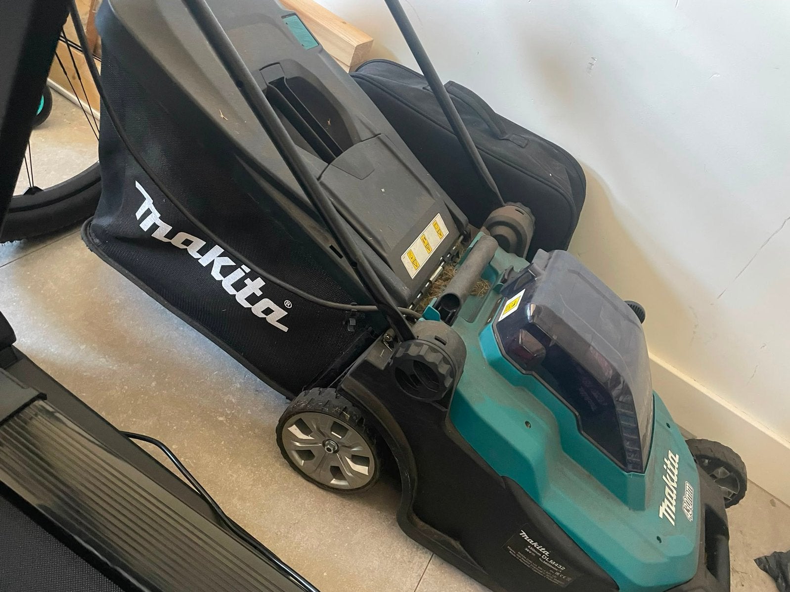 Makita accu grasmaaier met twee accu (5ah), Tuin en Terras, Grasmaaiers, Ophalen of Verzenden, Zo goed als nieuw
