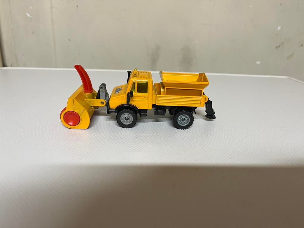 Siku 2827, UNIMOG + sneeuwfrees en zoutstrooier, NIDO, 1:55, Hobby en Vrije tijd, Modelauto's | 1:50, Ophalen of Verzenden, Zo goed als nieuw