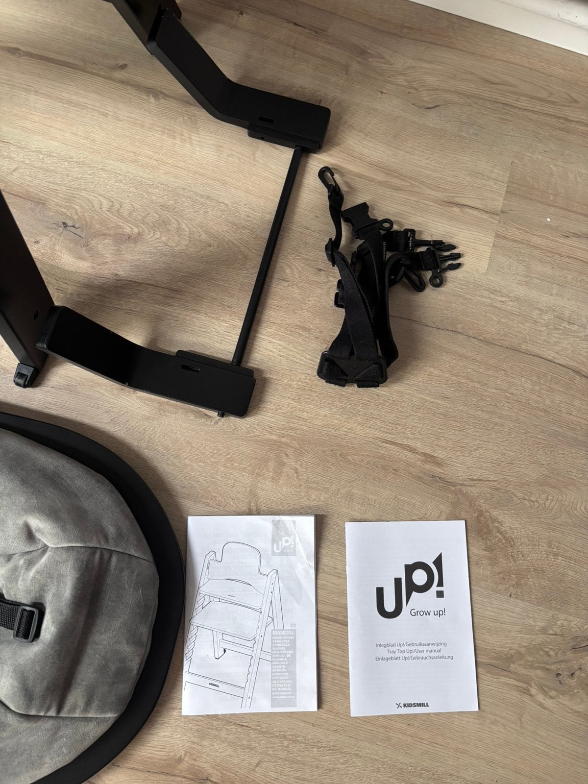 Foto 7 van Kidsmill UP Kinderstoel zwart met baby en newbornset Grey