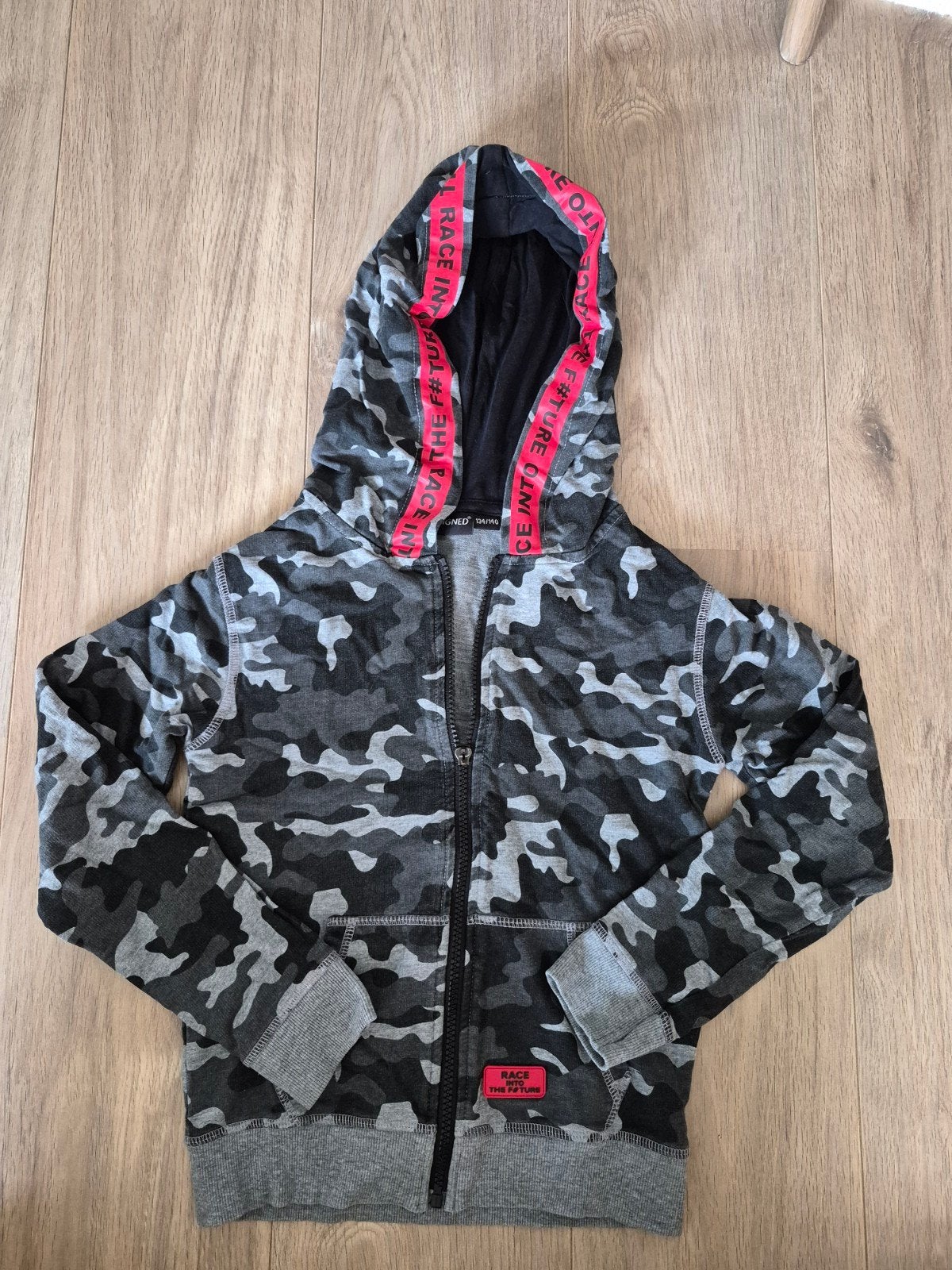 Stoere camouflage hoodie maat 134/140, Ophalen, Gebruikt, Jongen of Meisje, Trui of Vest