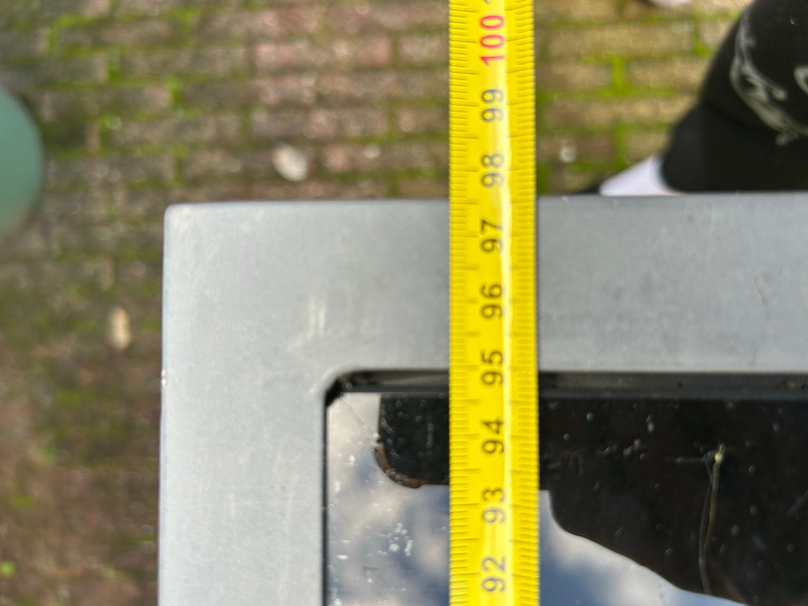 Foto 7 van Aluminium tuintafel met zwart veiligheidsglas (157x97,5 cm)