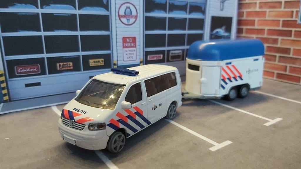 Siku Volkswagen Transporter Politie met paardentrailer, Overige merken, 1:50 of kleiner, Auto, Ophalen of Verzenden