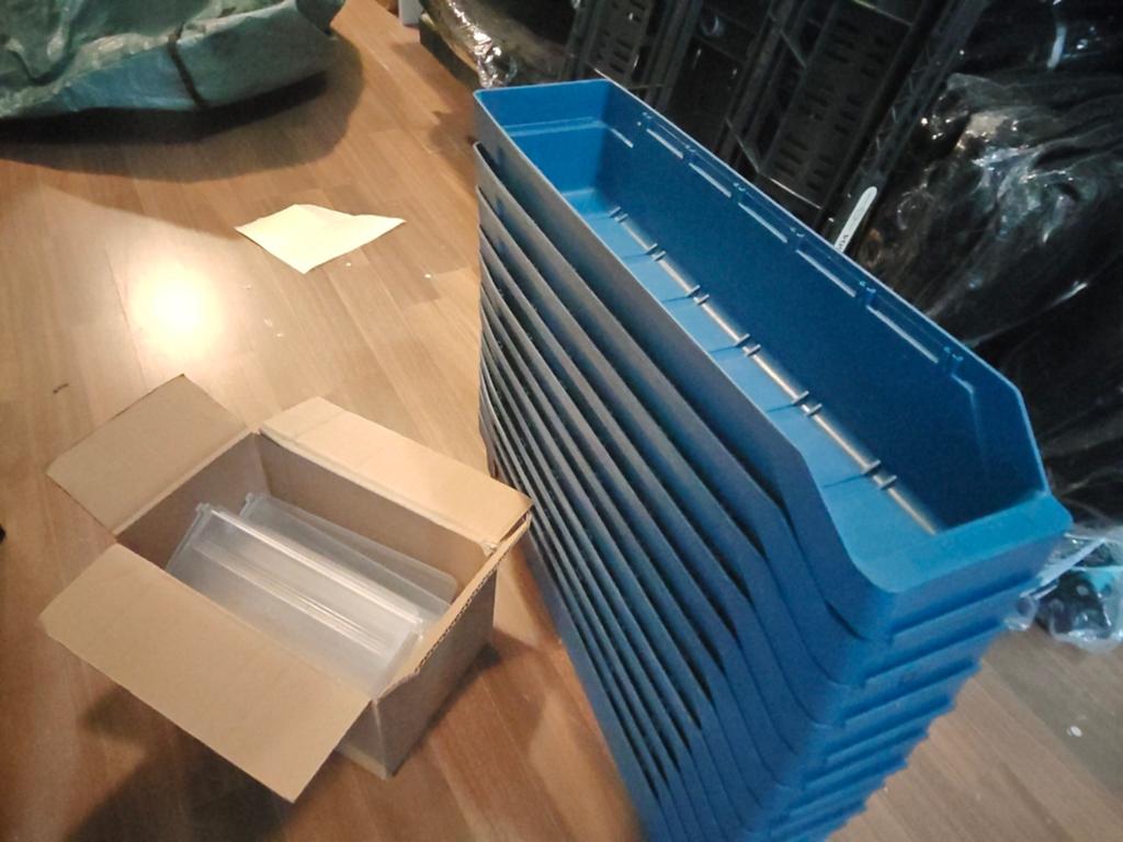 Stapelbare magazijn bakjes /tussen schotjes  merk stemo, Doe-het-zelf en Verbouw, Kratten en Dozen, Gebruikt, 50 tot 75 cm, Ophalen of Verzenden