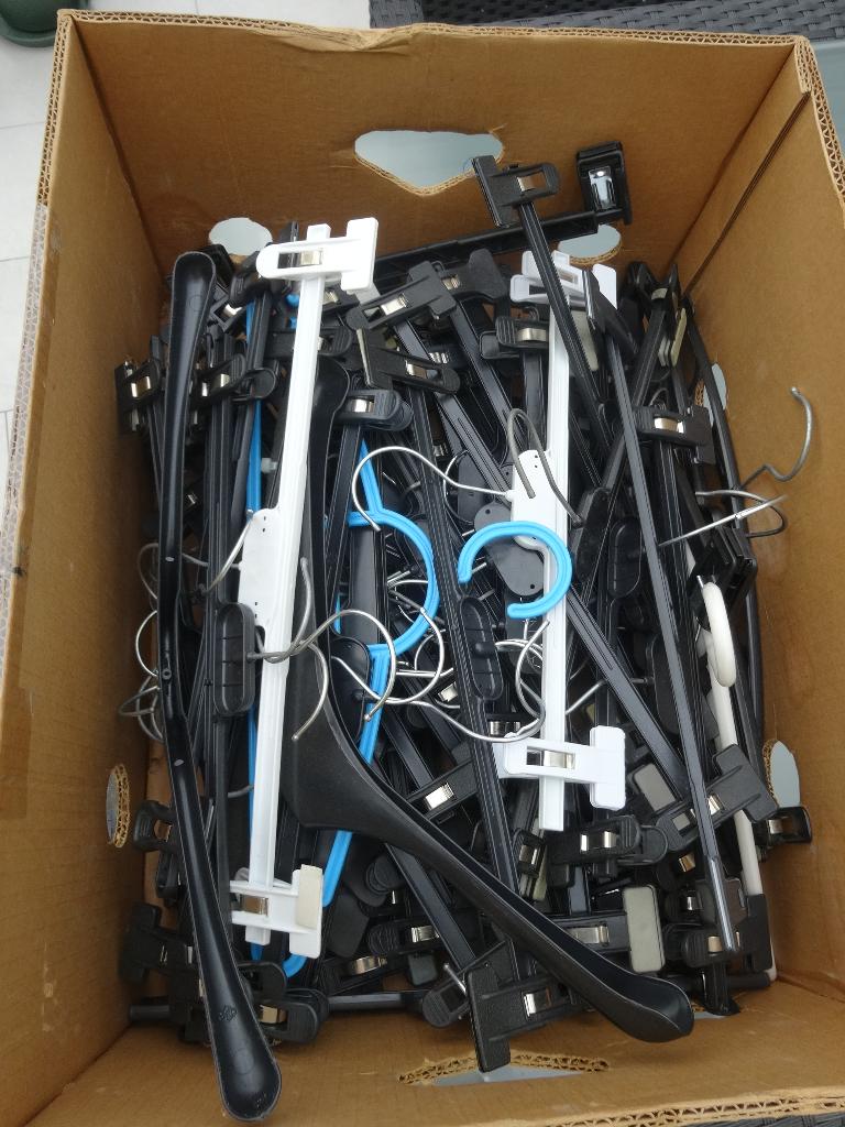 Klerenhangers, Ophalen, Overige materialen