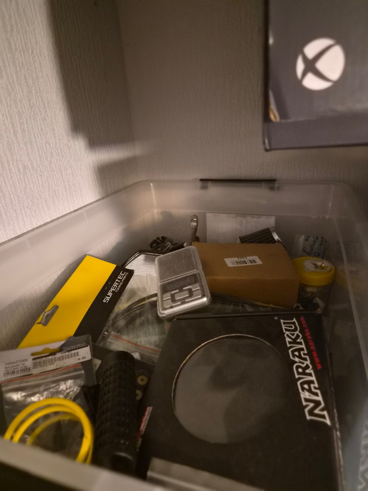 Grote doos scooteronderdelen voor Sym Jet, Ophalen