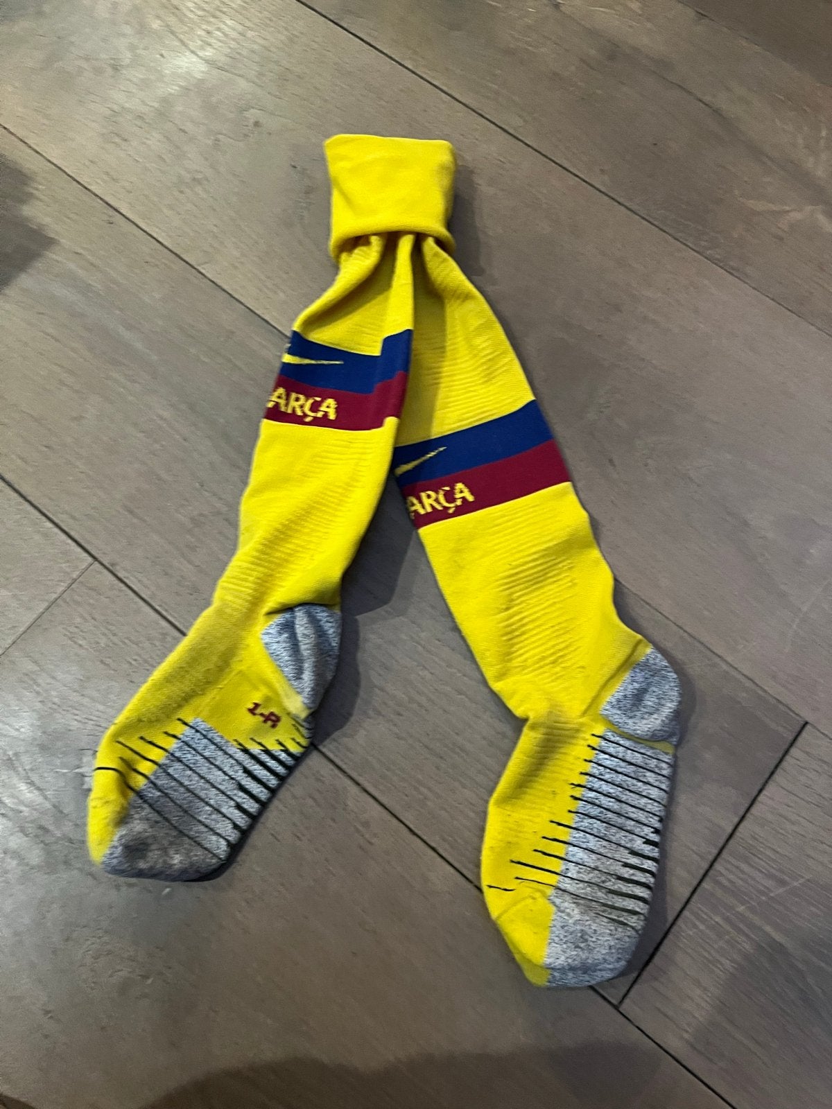 FC Barcelona Voetbalsokken - Geel, Jongen of Meisje, Ophalen of Verzenden, Zo goed als nieuw, Sokken