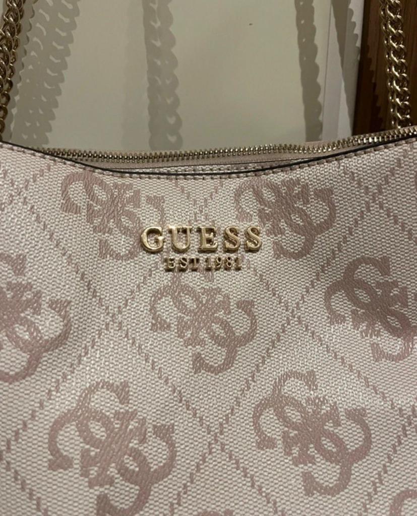 Guess elliette schoudertas goede staat twv 160 euro, Sieraden, Tassen en Uiterlijk, Tassen | Damestassen, Ophalen of Verzenden