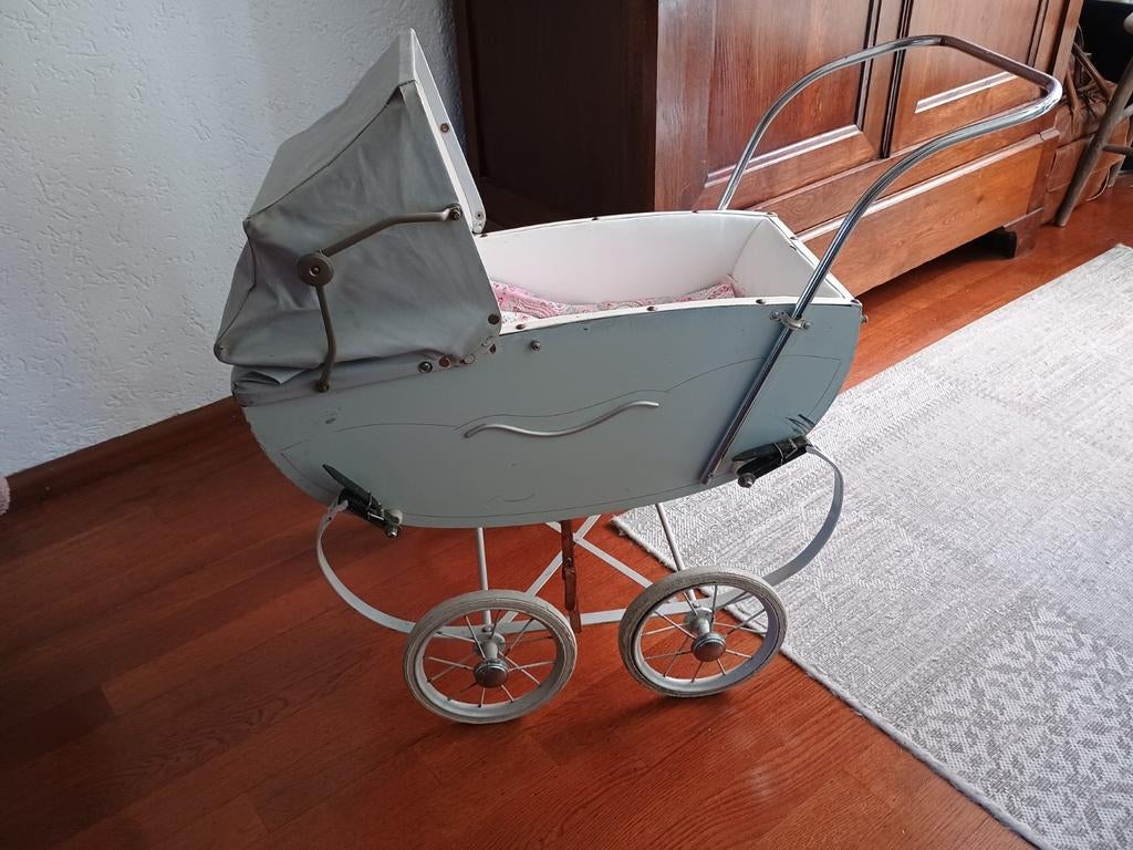 Oude brocante poppenwagen, Ophalen