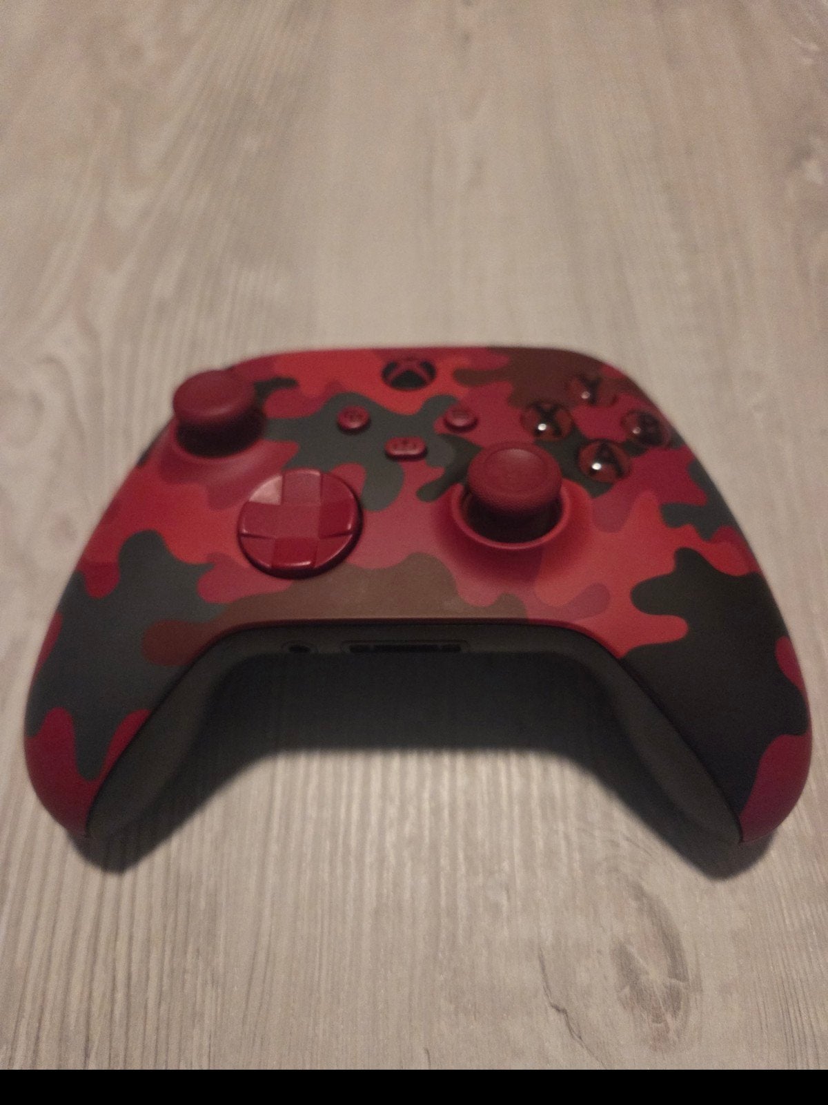 Xbox Series S controller rood camouflage met oplaadstatio, Spelcomputers en Games, Spelcomputers | Xbox | Accessoires, Zo goed als nieuw