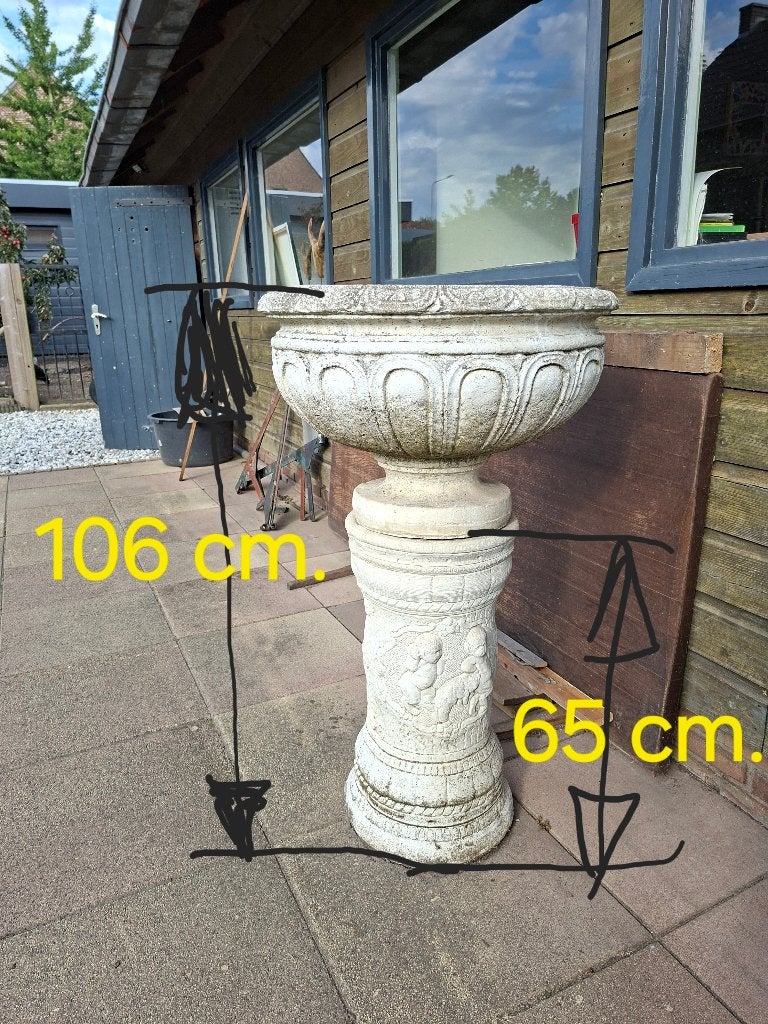 Grote bloempot met zuil., Tuin en Terras, Gebruikt, Rond, Beton, 70 cm of meer