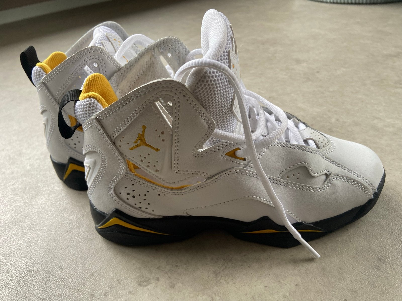Witte Jordan sportschoenen - Maat 36 - Zo goed als nieuw, Ophalen of Verzenden, Zo goed als nieuw, Jongen of Meisje, Sportschoenen