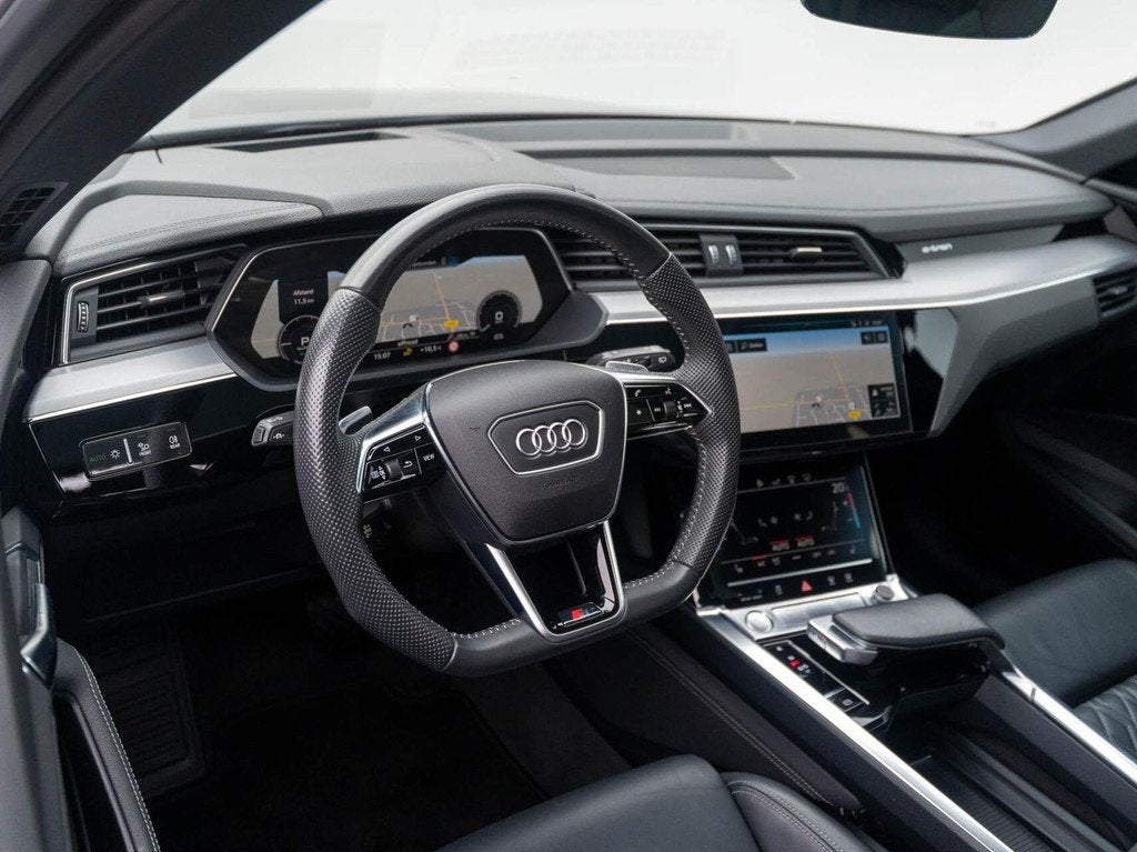 Audi E-tron 55 Quattro Advanced 95 kWh S-Line | Panoramadak, Auto's, Audi, 131 €/maand, 95 kWh, 360 pk, Zwart