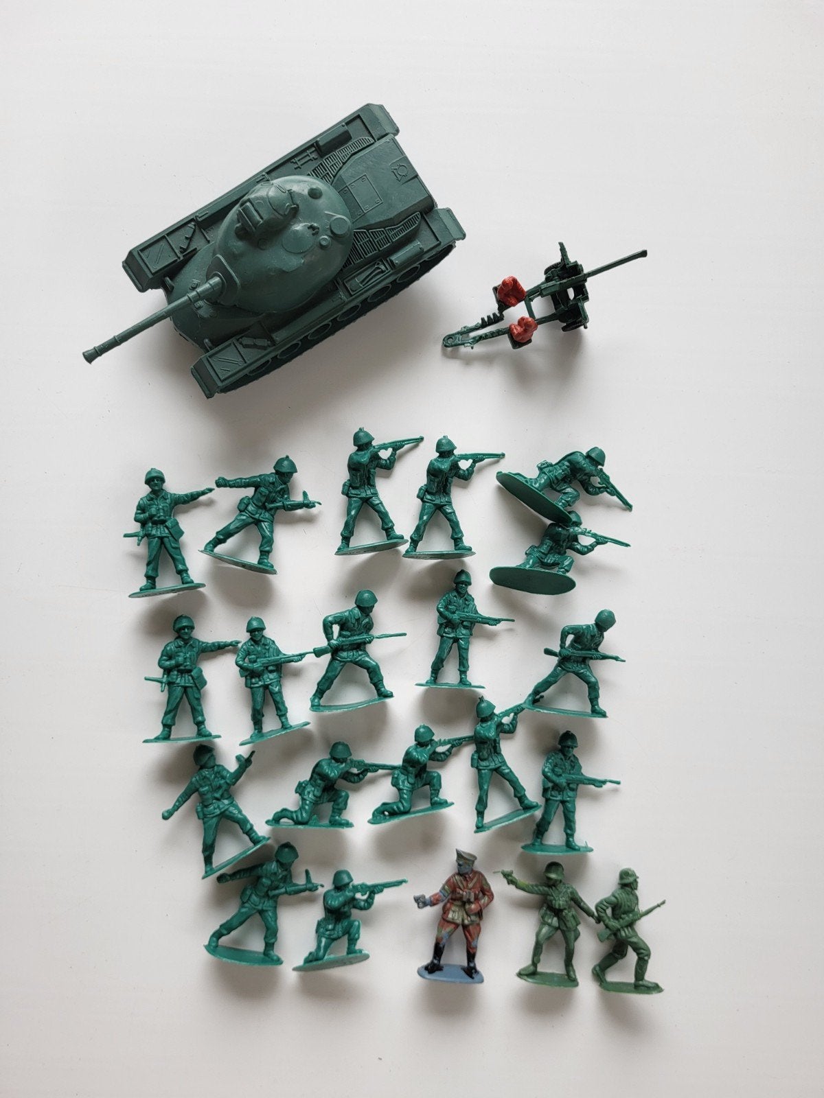 18 soldaatjes, 1 tank en 1 stuk geschut (artillerie), Ophalen of Verzenden, Zo goed als nieuw
