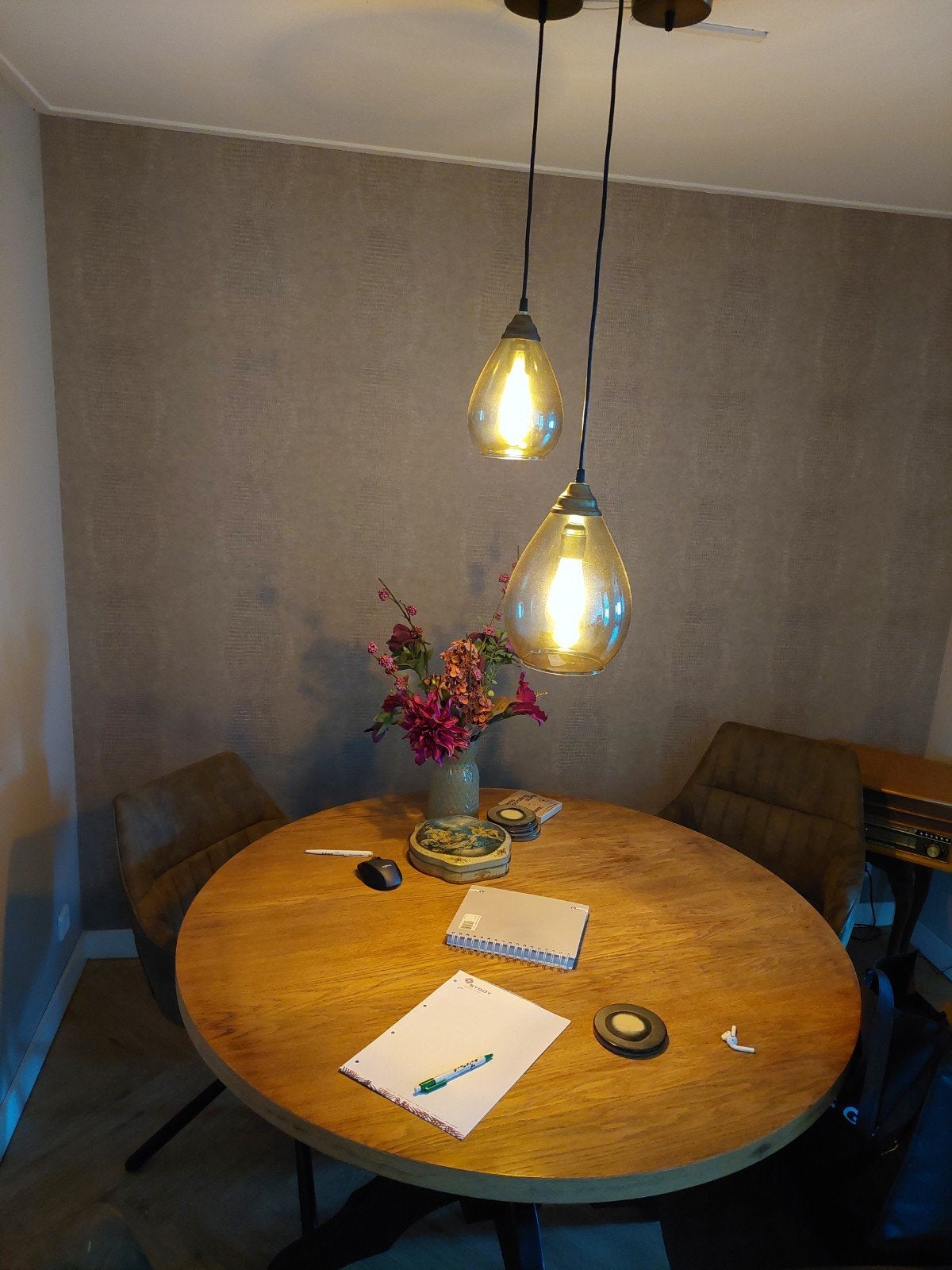 Set van 2 hanglampen met rookglas en messing details, Modern, Industrieel, Sfeervol, Zo goed als nieuw, Glas, E27 (groot)