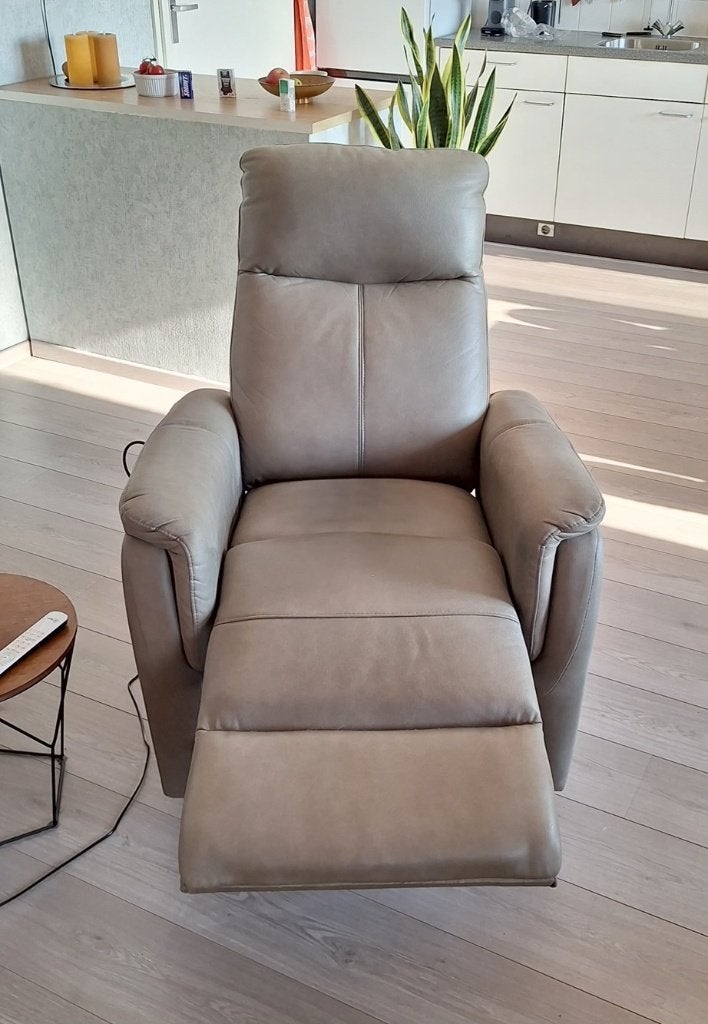 comfortabele relaxfauteuil met elektrisch bediening, Ophalen, Zie foto, Zo goed als nieuw, 50 tot 75 cm