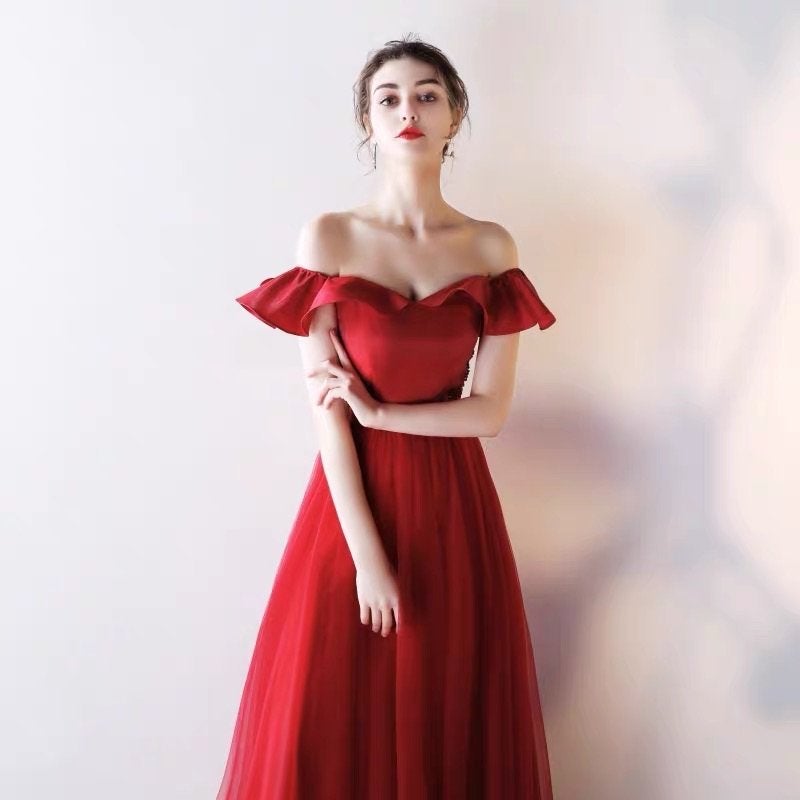 Elegante rode avondjurk met off-shoulder design, Kleding | Dames, Ophalen of Verzenden, Zo goed als nieuw, Maat 34 (XS) of kleiner