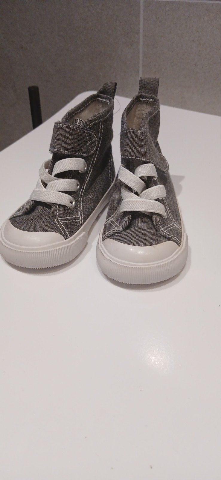 Nieuwe grijze sneakers maat 18/19, Kinderen en Baby's, Kinderkleding | Schoenen en Sokken, Jongen of Meisje, H&M, Schoenen, Nieuw