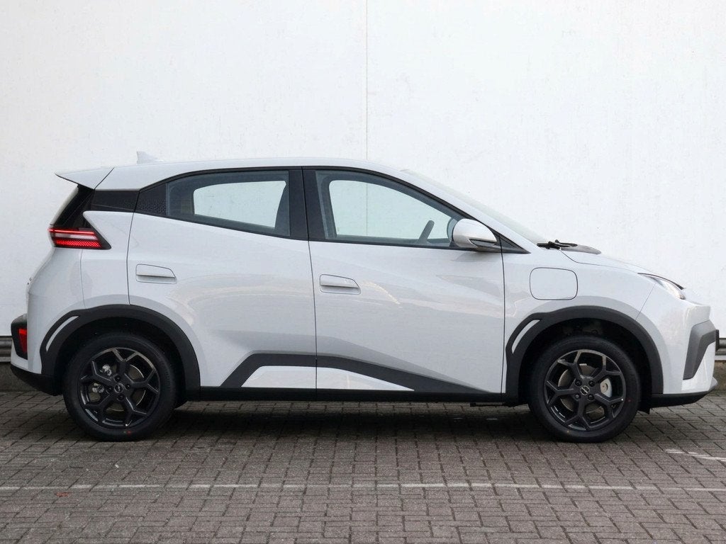 BYD DOLPHIN SURF Boost 43 kWh MY 2026 | Skiing White | 5 Zit, Auto's, 1345 kg, Stof, Verwarmde buitenspiegels, Wit