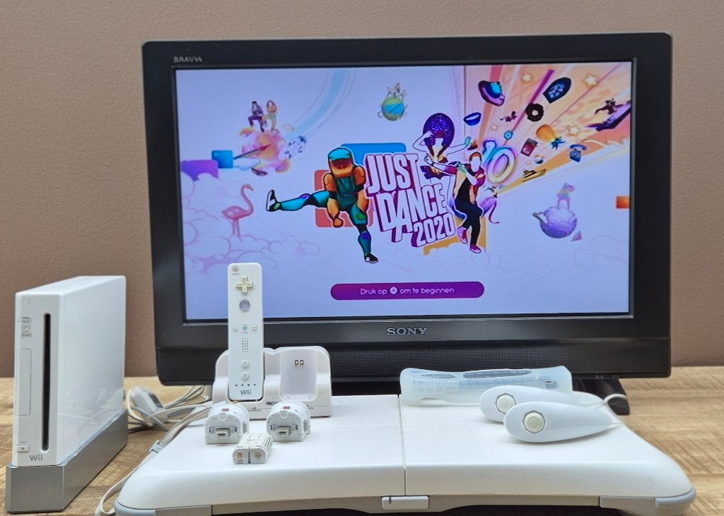 wii compleet met sony bravia lcd tv, Spelcomputers en Games, Ophalen, Gebruikt, Met 2 controllers, Met games
