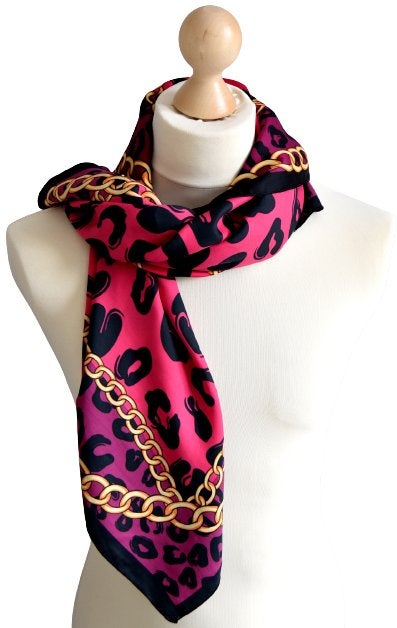 Vintage designer foulard, shawl, chain roze/paars, Maat 46/48 (XL) of groter, Ophalen of Verzenden, Zo goed als nieuw, Sjaal