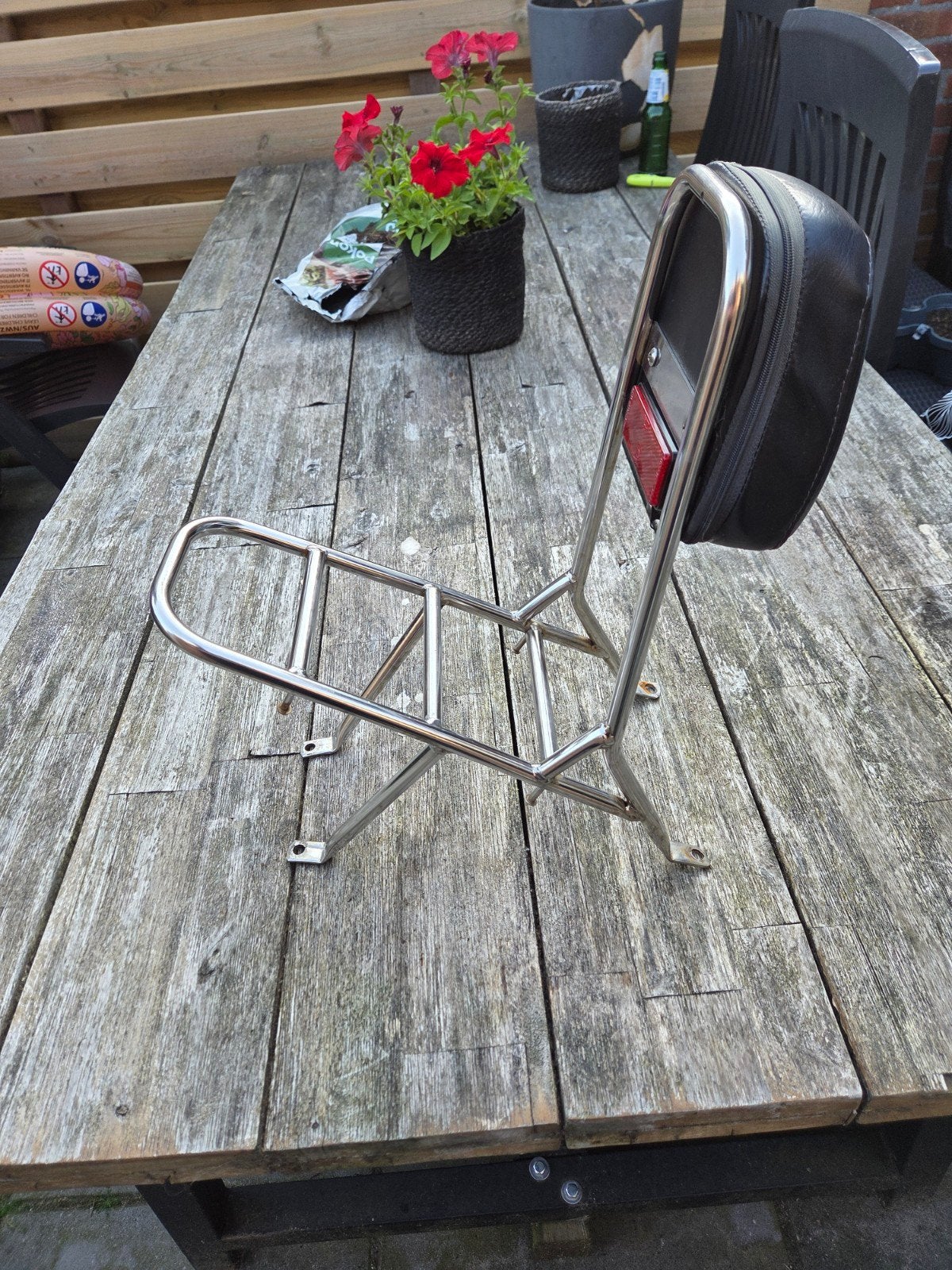 Bagagedrager met rugkussen voor een retro scooter, Ophalen