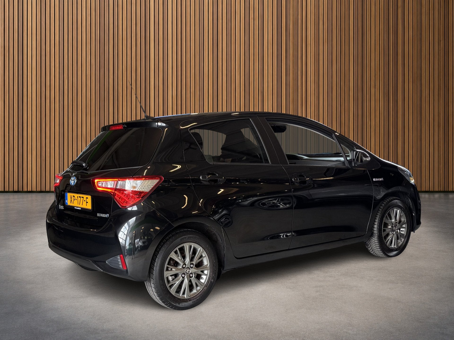 Toyota Yaris 1.5 Hybrid Dynamic 1e-Eig. & Keurig-Onderh BOVA, 12 maanden, Gebruikt, 4 cilinders, Zwart