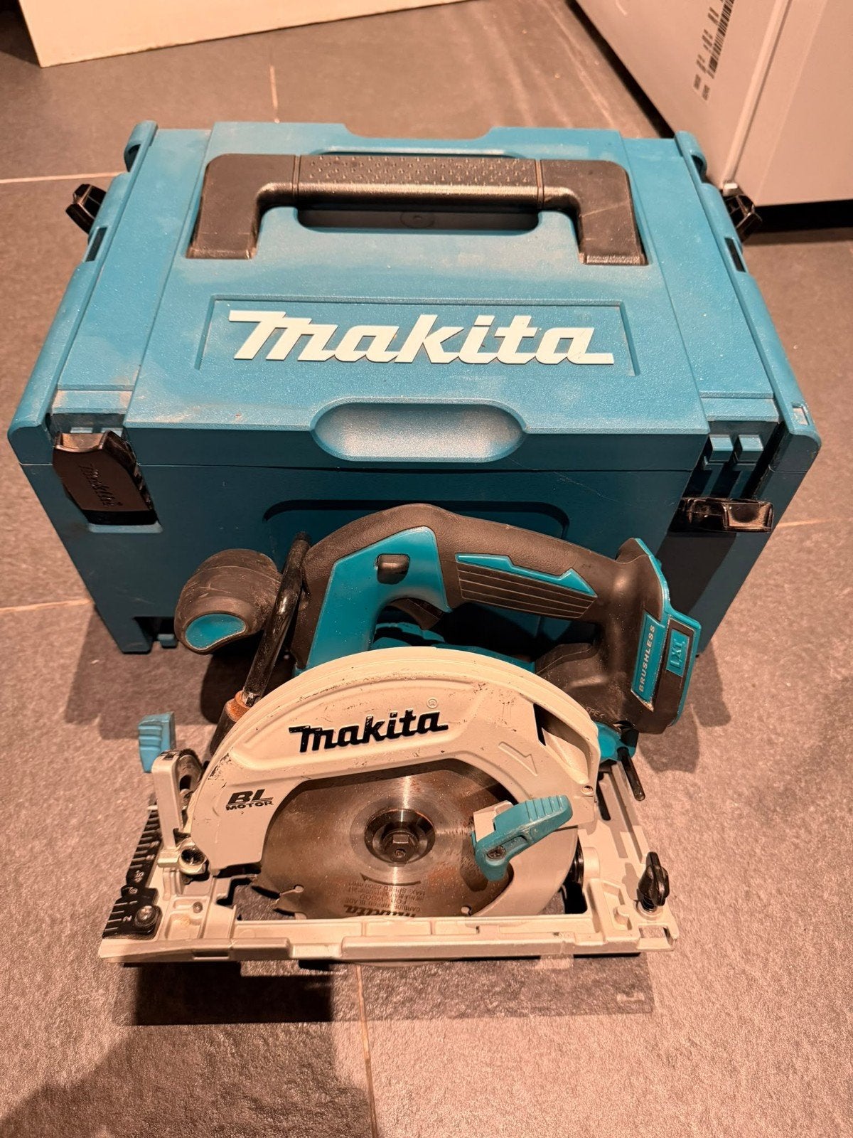 Makita DHS680 Cirkelzaag met koffer - Zeer goede staat, Cirkelzaag, Ophalen of Verzenden, Zo goed als nieuw, Makita