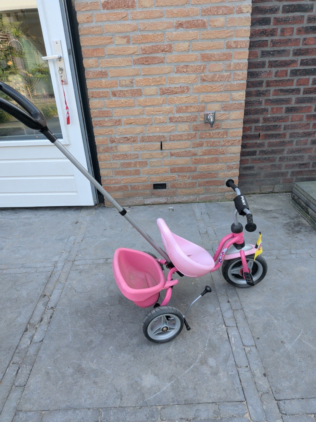 Punt roze driewieler meisje, met duwstang die er af kan., Ophalen, Gebruikt, Puky, Duwstang