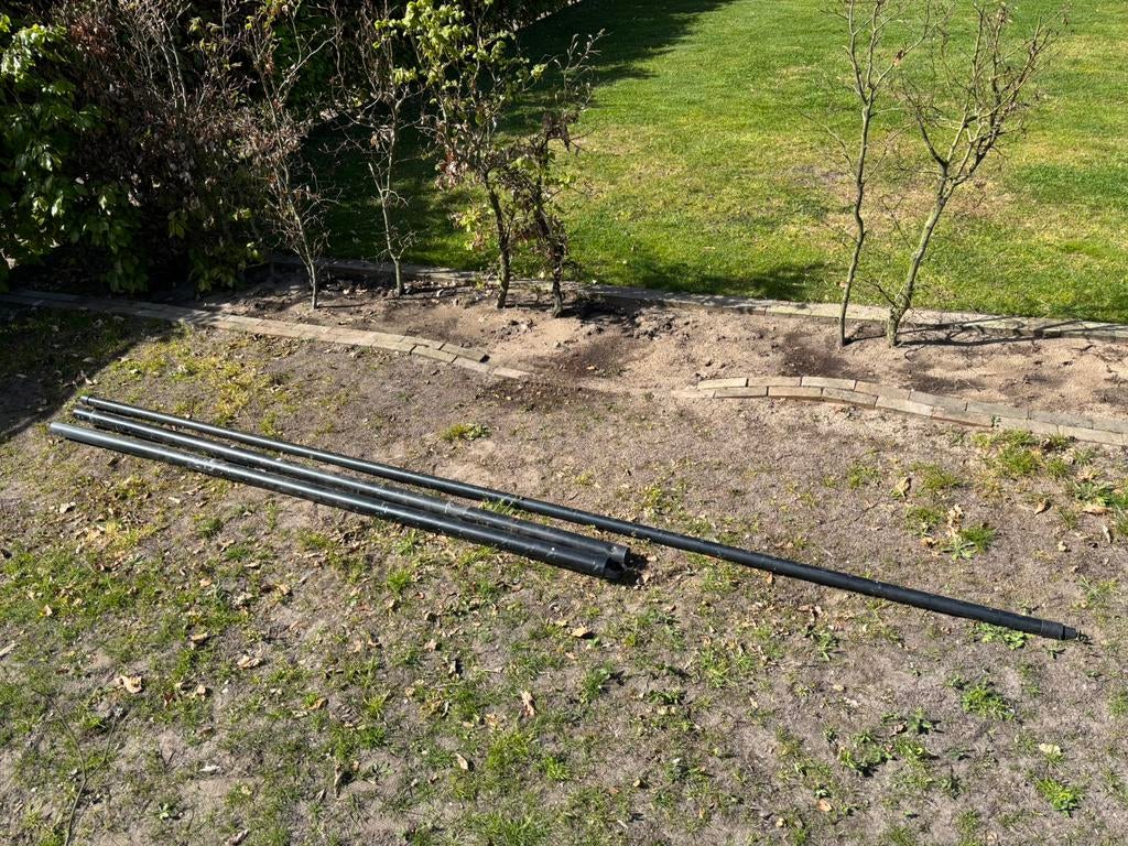 3 zwarte metalen palen / buizen van hekwerk, Doe-het-zelf en Verbouw, Metalen, Ophalen, Gebruikt