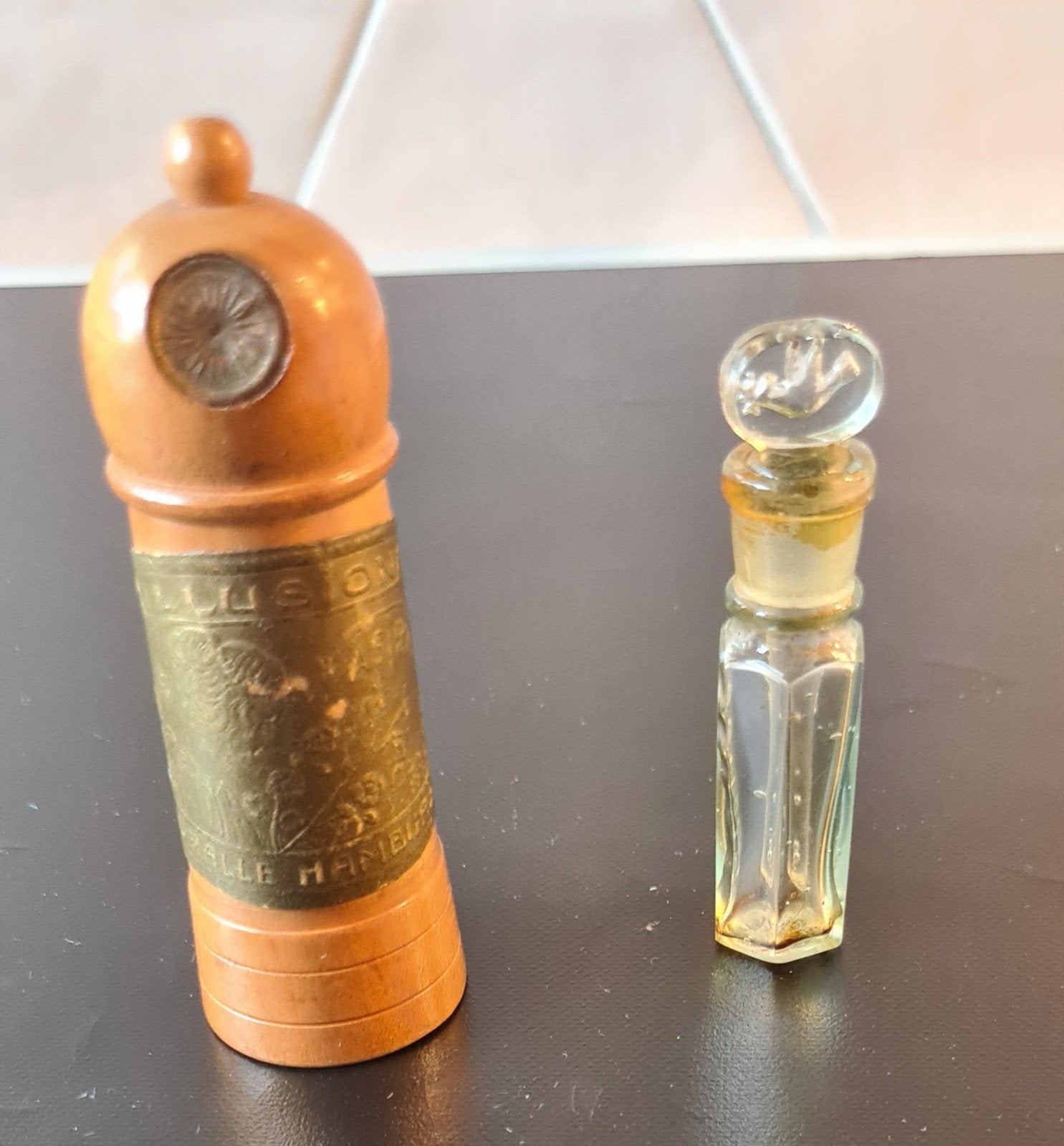 Art deco parfumflesje 'Illusion' met houten houder', Ophalen of Verzenden