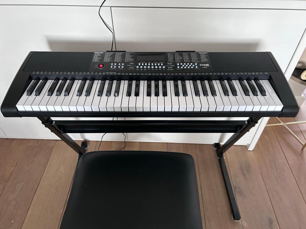 MAX Music Keyboard, Muziek en Instrumenten, Keyboards, 61 toetsen, Zo goed als nieuw, Met standaard, Ophalen