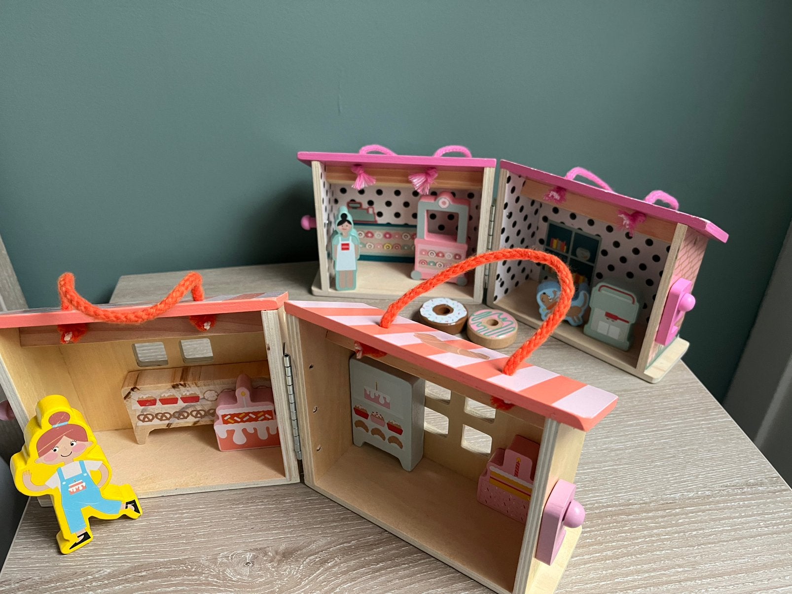 Houten meeneemhuisjes, Ophalen, Zo goed als nieuw, Poppenhuis