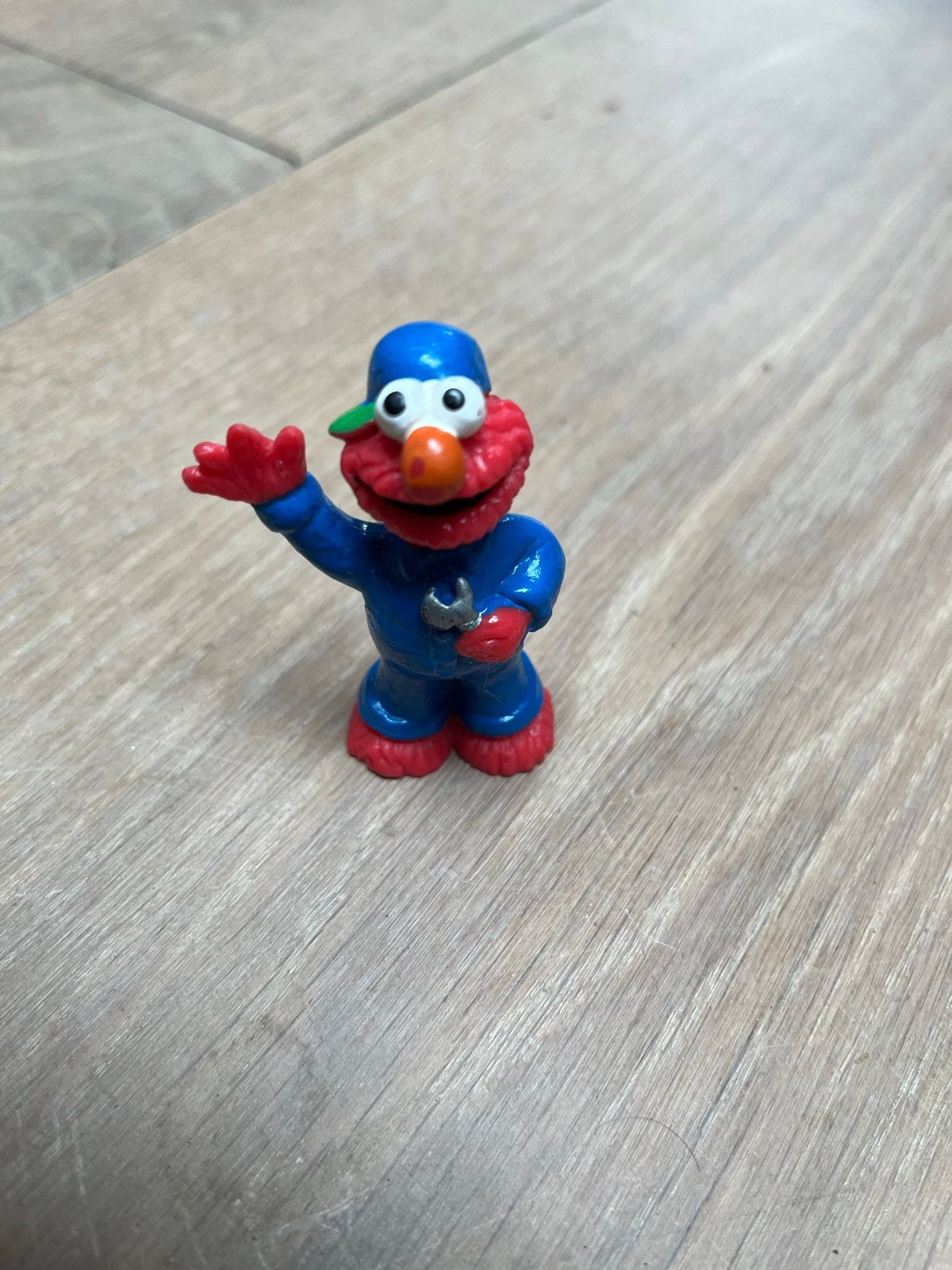 Elmo figuurtje in monteursoutfit, Ophalen of Verzenden, Gebruikt