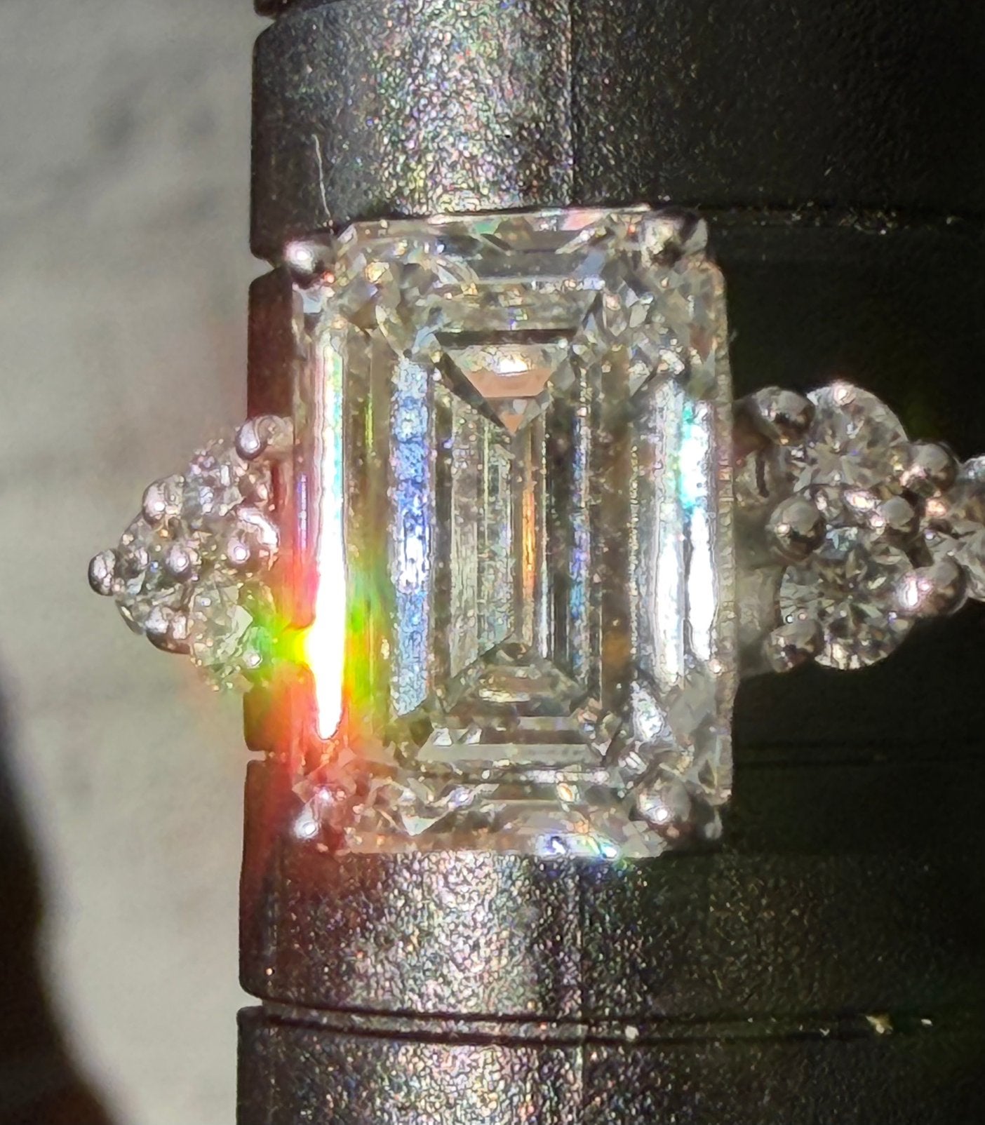 Schitterende 3.38ct Smaragd Diamant Ring 14k Witgoud, Nieuw, Ophalen of Verzenden, 17 tot 18, Met edelsteen