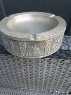 Vintage tinnen asbak met reliëfdecoratie, Ophalen of Verzenden