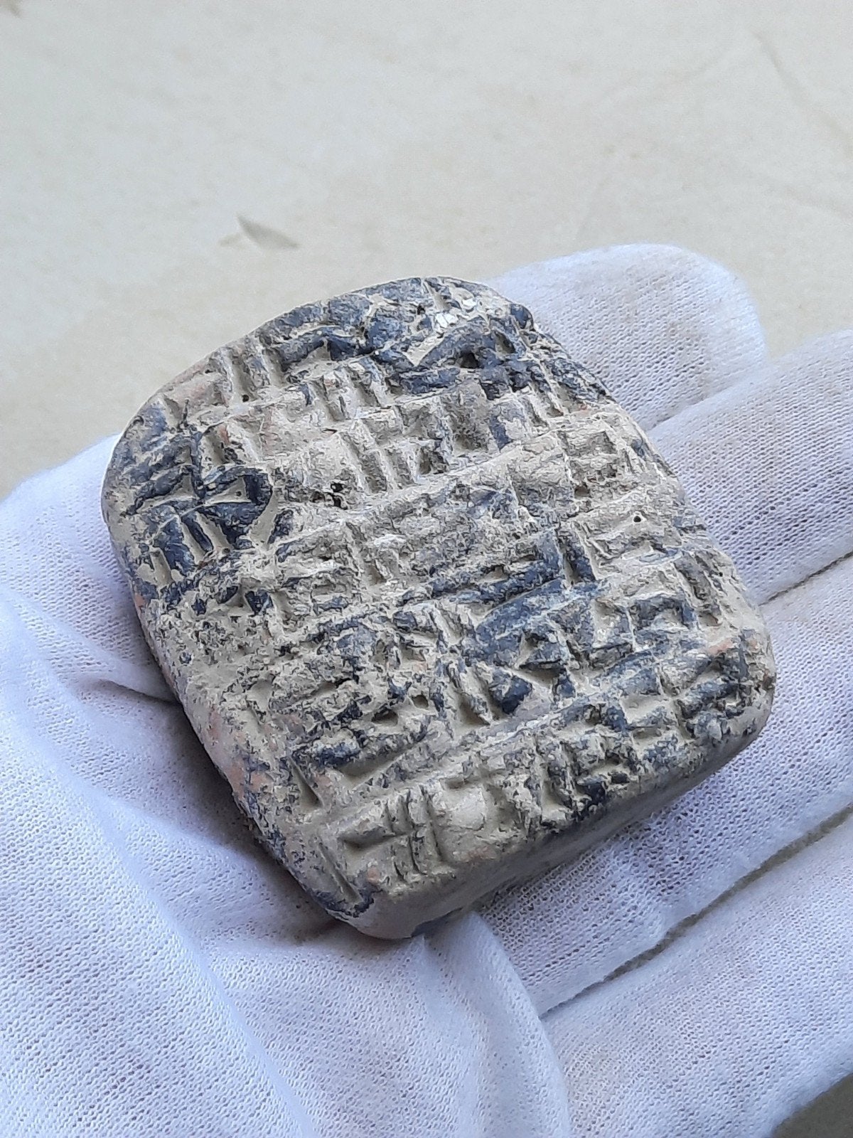 Zeldzaam kleitablet spijkerschrift bodemvondst, Antiek en Kunst, Verzenden