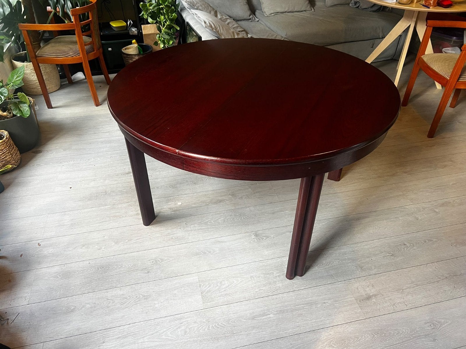 Ronde uitschijfbare keukentafel mahonie