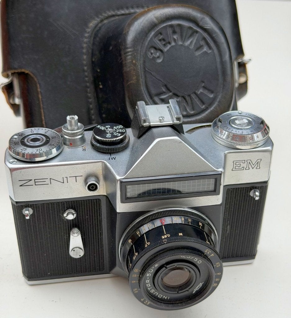 Zenit EM met M42 mount Industar-50-2 (50mm f3.5) en foedraal, Audio, Tv en Foto, Ophalen of Verzenden, Gebruikt, Spiegelreflex