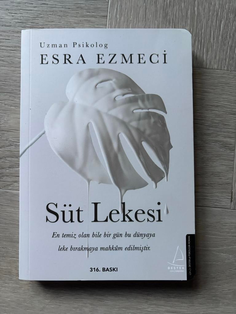 Süt Lekesi door Esra Ezmeci, Ophalen of Verzenden, Gelezen, Europa overig