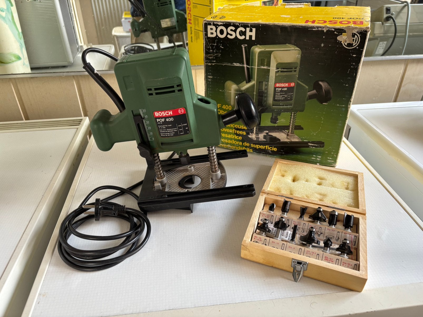 Bosch bovenfrees POF400, Ophalen of Verzenden, Zo goed als nieuw, Elektrisch, Bovenfrees